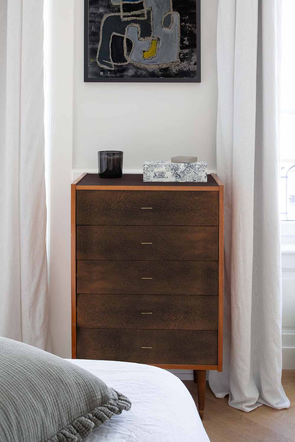 Photo d'ambiance d'un meuble peint avec la peinture Libéron de la gamme Meuble Signé Effet Oxydé couleur Rouille