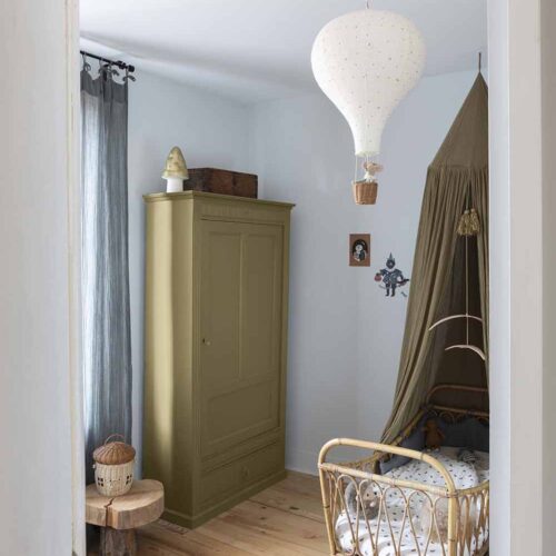 Photo d'ambiance d'une chambre, montrant un meuble peint avec la peinture Libéron Meuble Signé Mat Beige Limon