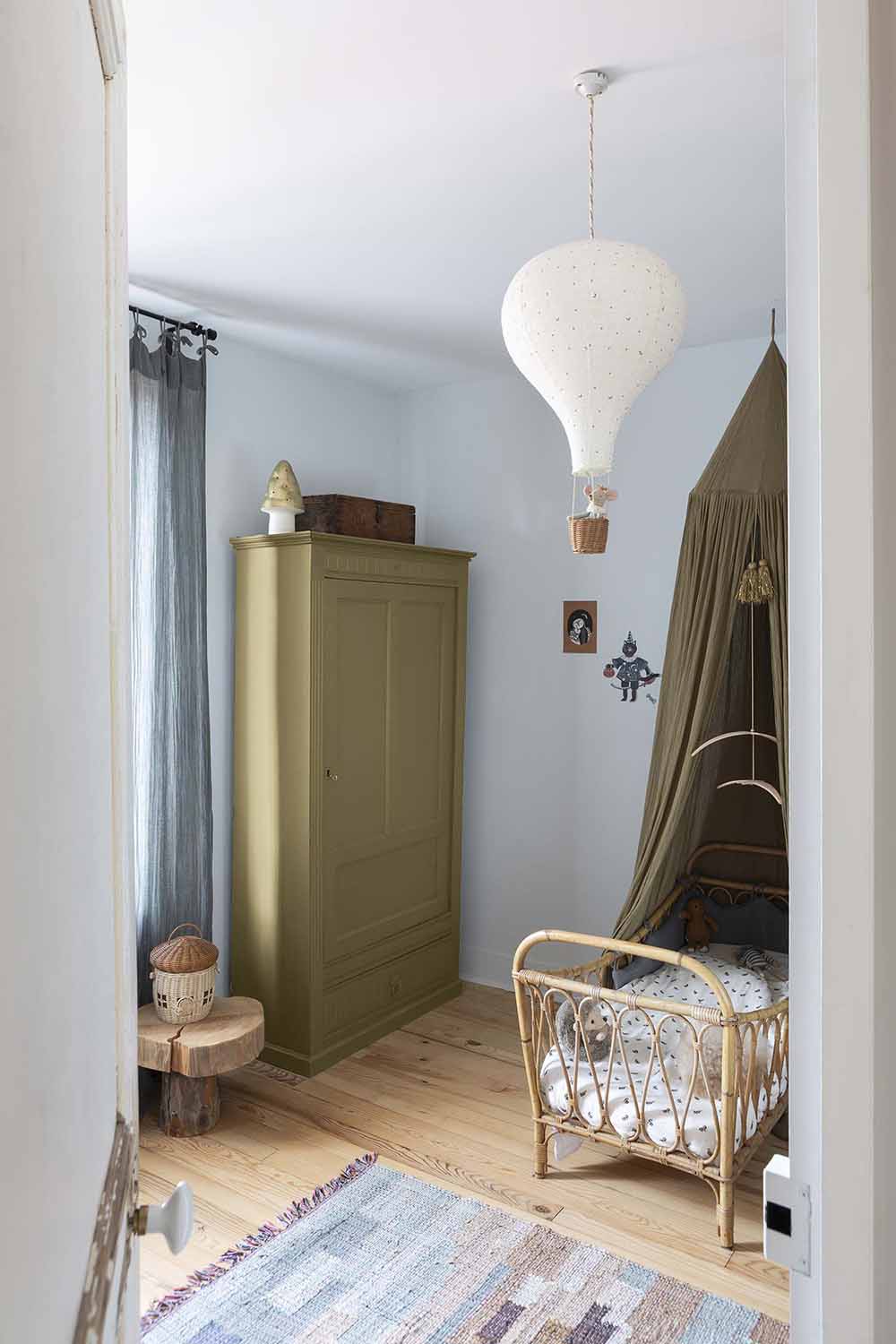 Libéron - Meuble Signé - Peinture Mat - Beige Limon - Visuel ambiance Photo d'ambiance d'une chambre, montrant un meuble peint avec la peinture Libéron Meuble Signé Mat Beige Limon