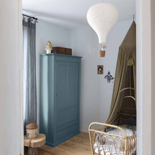 Photo d'ambiance d'une chambre, montrant un meuble peint avec la peinture Libéron Meuble Signé Mat Belle Ile