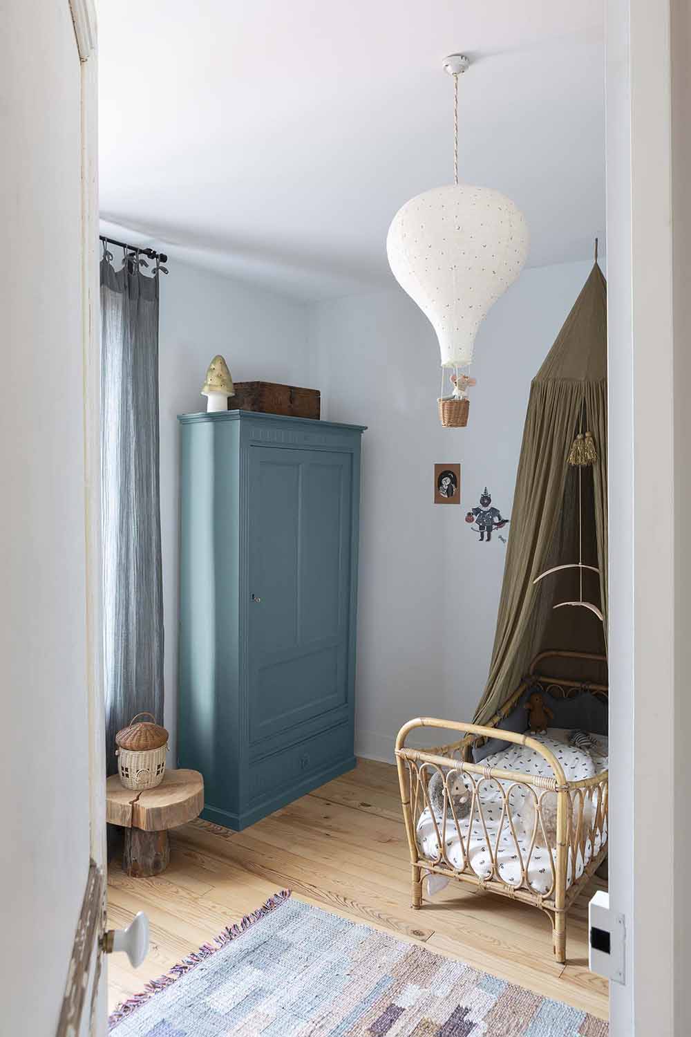 Photo d'ambiance d'une chambre, montrant un meuble peint avec la peinture Libéron Meuble Signé Mat Belle Ile