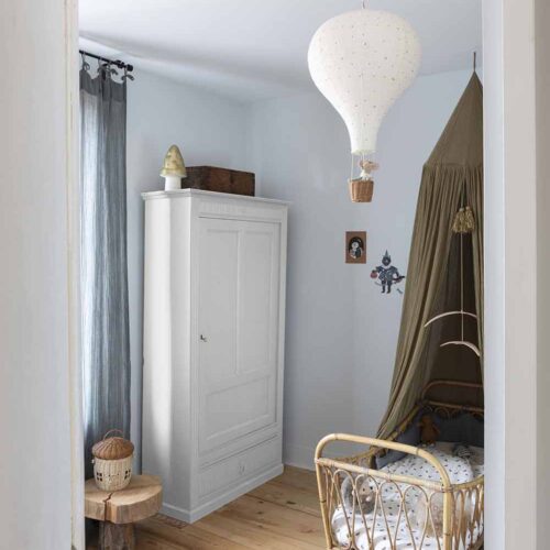 Photo d'ambiance d'une chambre, montrant un meuble peint avec la peinture Libéron Meuble Signé Mat Blanc Albatre