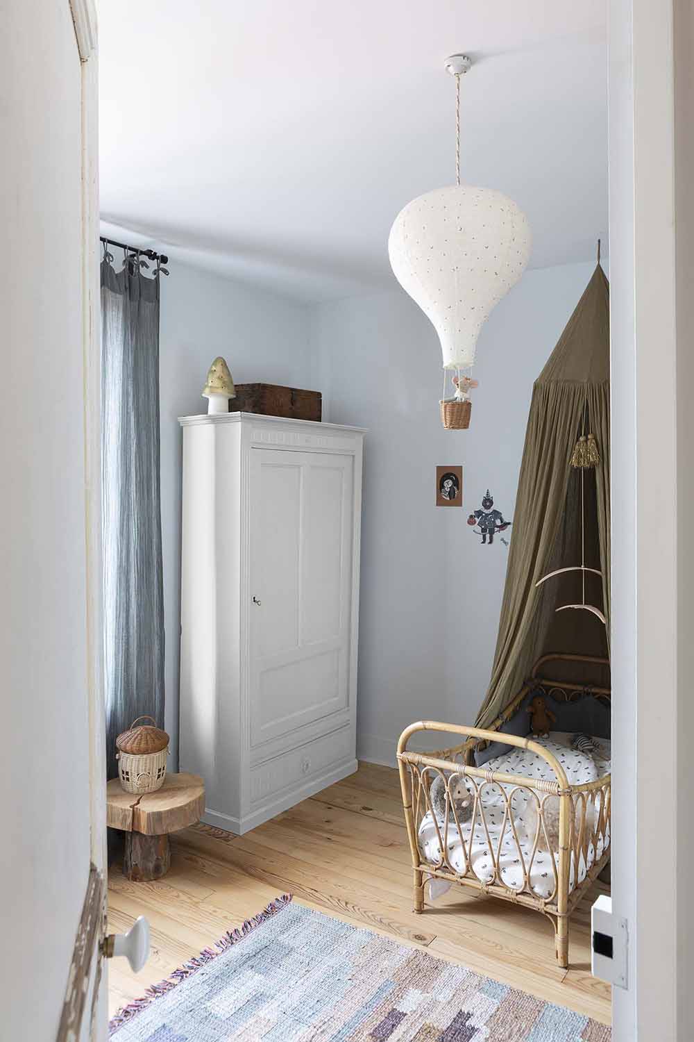 Photo d'ambiance d'une chambre, montrant un meuble peint avec la peinture Libéron Meuble Signé Mat Blanc Albatre