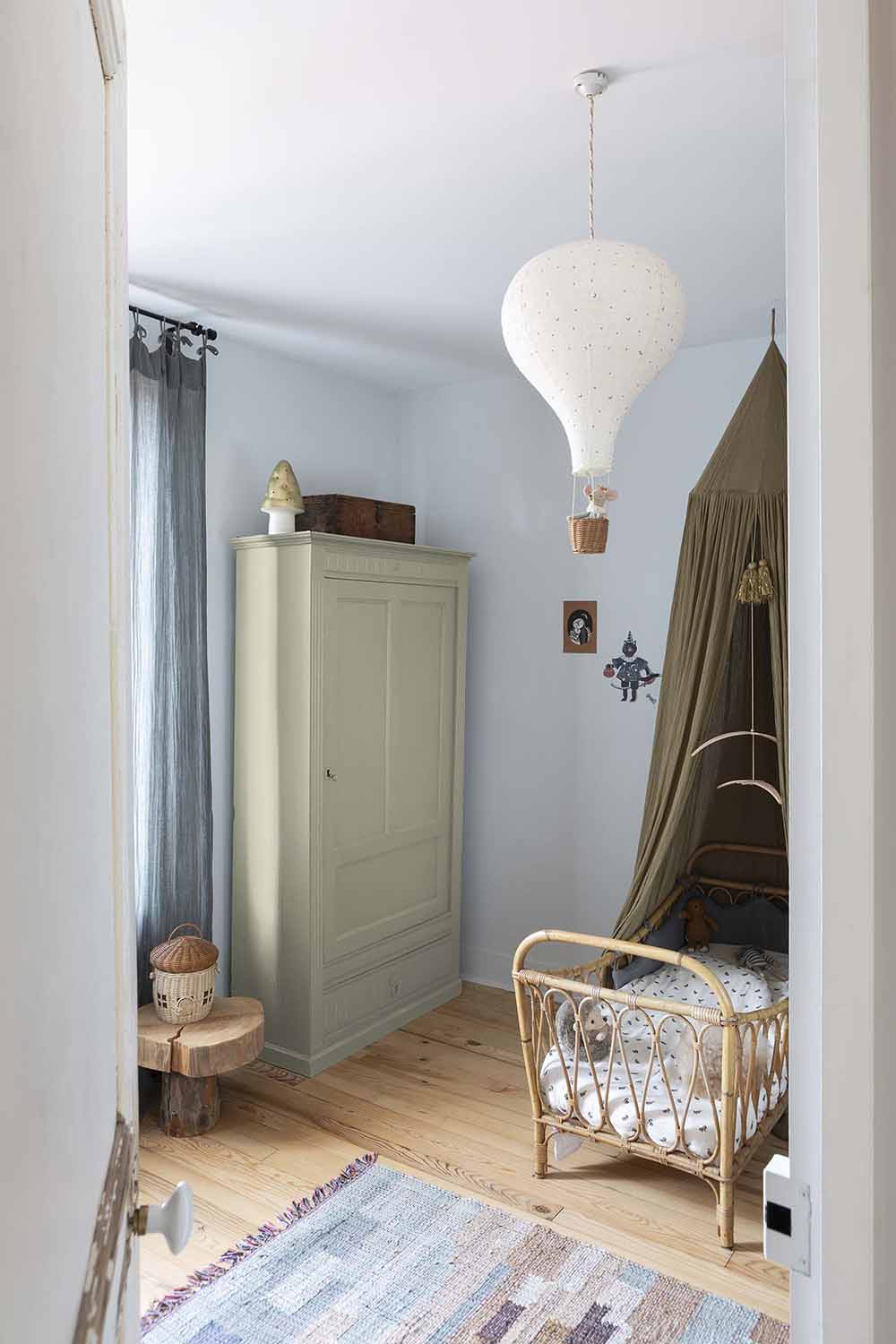 Photo d'ambiance d'une chambre, montrant un meuble peint avec la peinture Libéron Meuble Signé Mat Blanc Lichen