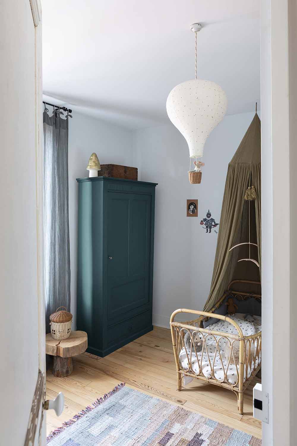 Libéron - Meuble Signé - Peinture Mat - Bleu Pétrole - Visuel ambiance Photo d'ambiance d'une chambre, montrant un meuble peint avec la peinture Libéron Meuble Signé Mat Bleu Pétrole