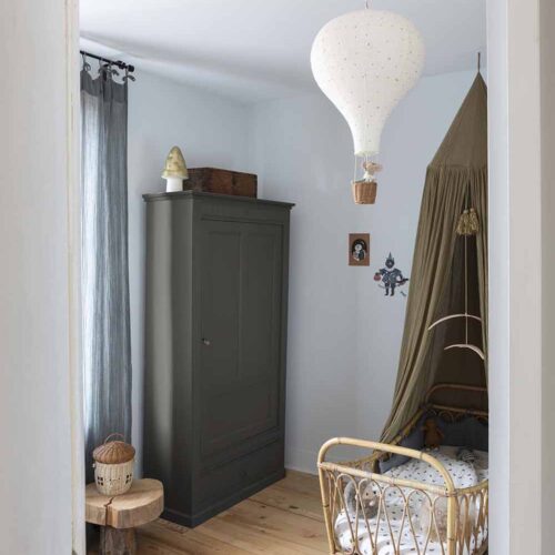 Photo d'ambiance d'une chambre, montrant un meuble peint avec la peinture Libéron Meuble Signé Mat Cendre