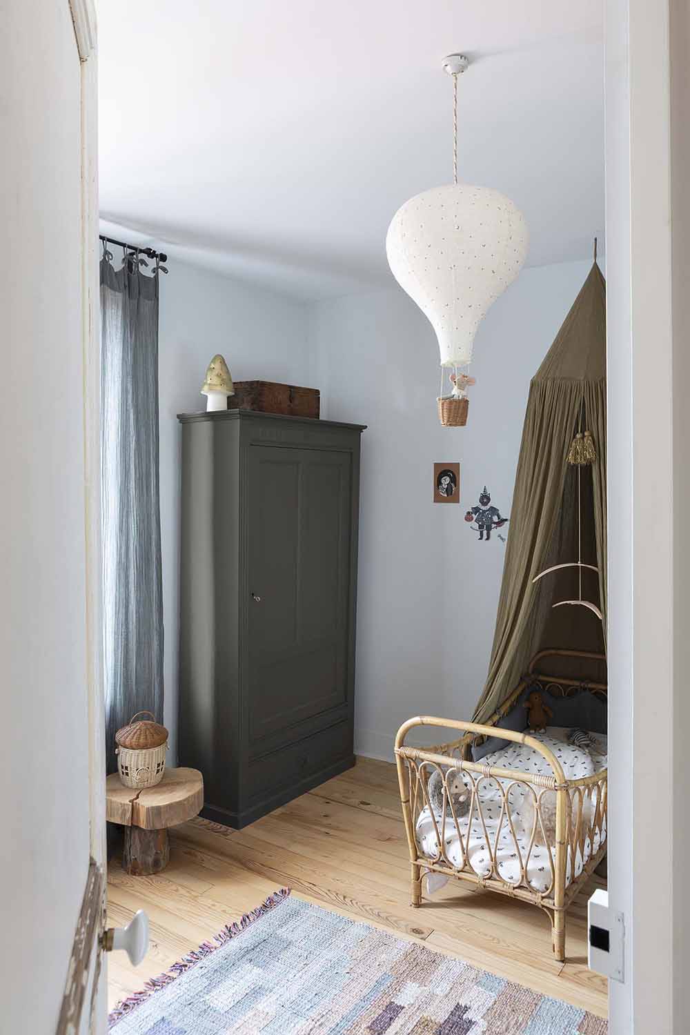 Photo d'ambiance d'une chambre, montrant un meuble peint avec la peinture Libéron Meuble Signé Mat Cendre