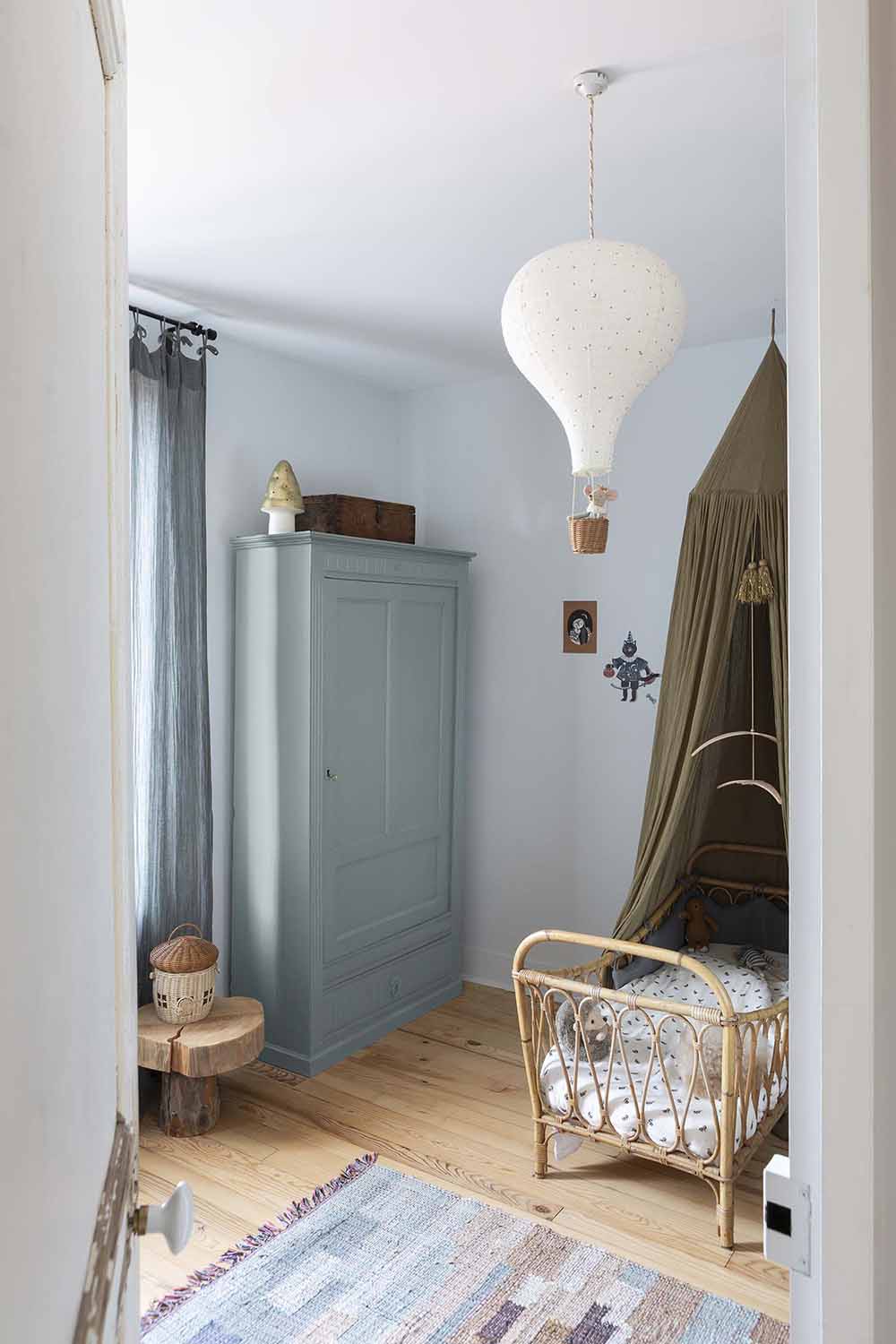 Photo d'ambiance d'une chambre, montrant un meuble peint avec la peinture Libéron Meuble Signé Mat Ciel d'Hiver