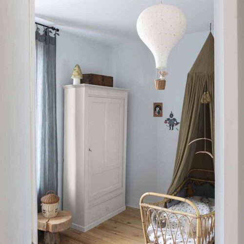 Photo d'ambiance d'une chambre, montrant un meuble peint avec la peinture Libéron Meuble Signé Mat Crème