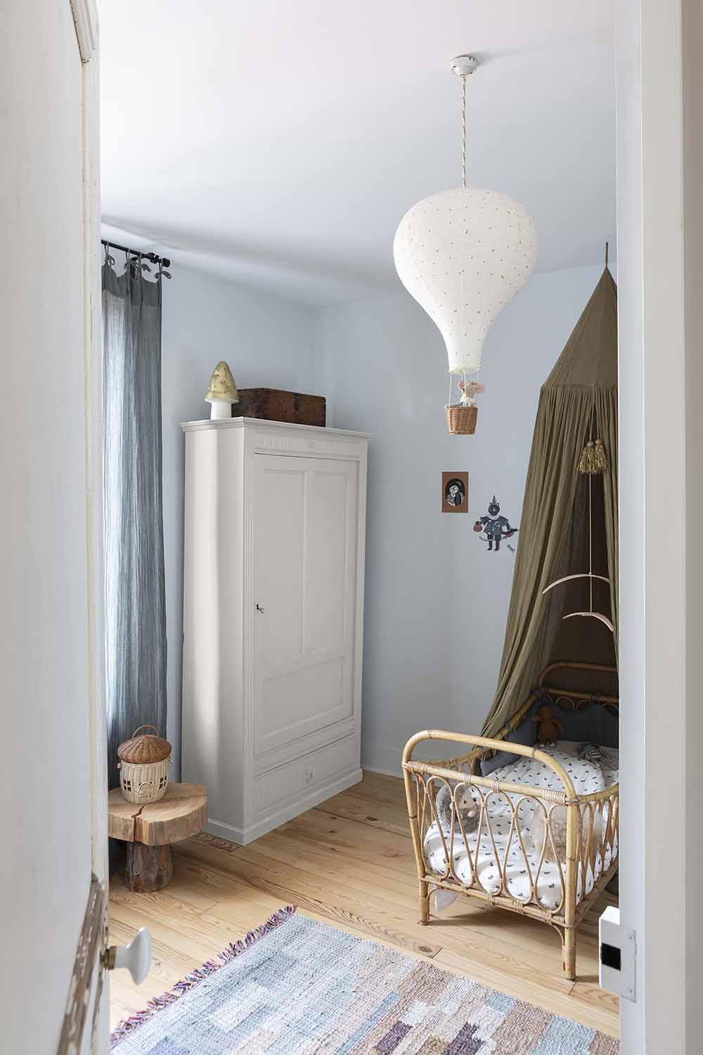 Libéron - Meuble Signé - Peinture Mat - Crème - Visuel ambiance Photo d'ambiance d'une chambre, montrant un meuble peint avec la peinture Libéron Meuble Signé Mat Crème