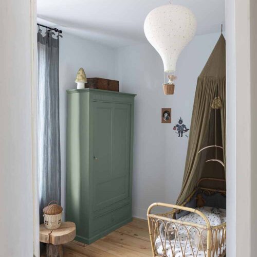 Photo d'ambiance d'une chambre, montrant un meuble peint avec la peinture Libéron Meuble Signé Mat Eucalyptus