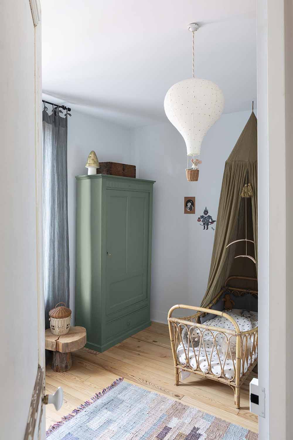 Libéron - Meuble Signé - Peinture Mat - Eucalyptus - Visuel ambiance Photo d'ambiance d'une chambre, montrant un meuble peint avec la peinture Libéron Meuble Signé Mat Eucalyptus