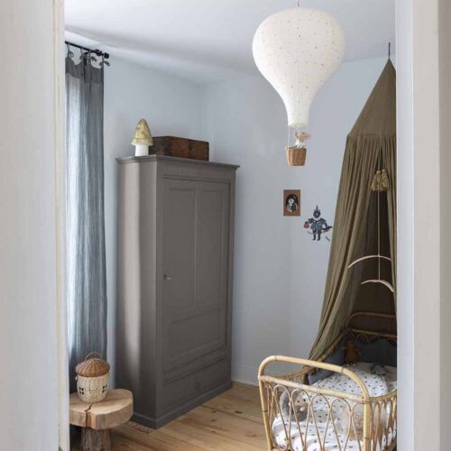 Photo d'ambiance d'une chambre, montrant un meuble peint avec la peinture Libéron Meuble Signé Mat Feutrine