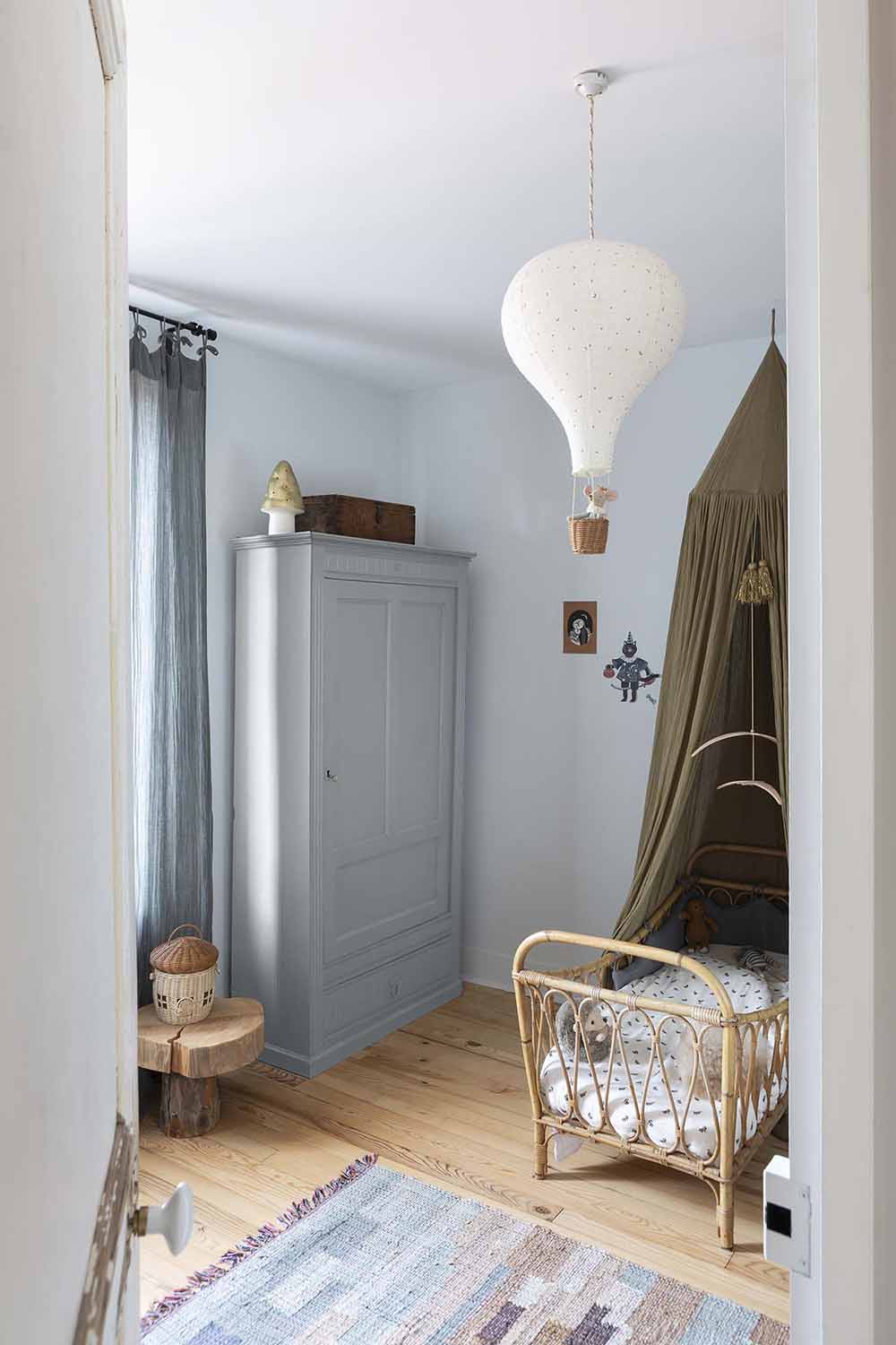 Photo d'ambiance d'une chambre, montrant un meuble peint avec la peinture Libéron Meuble Signé Mat Gris Nuée