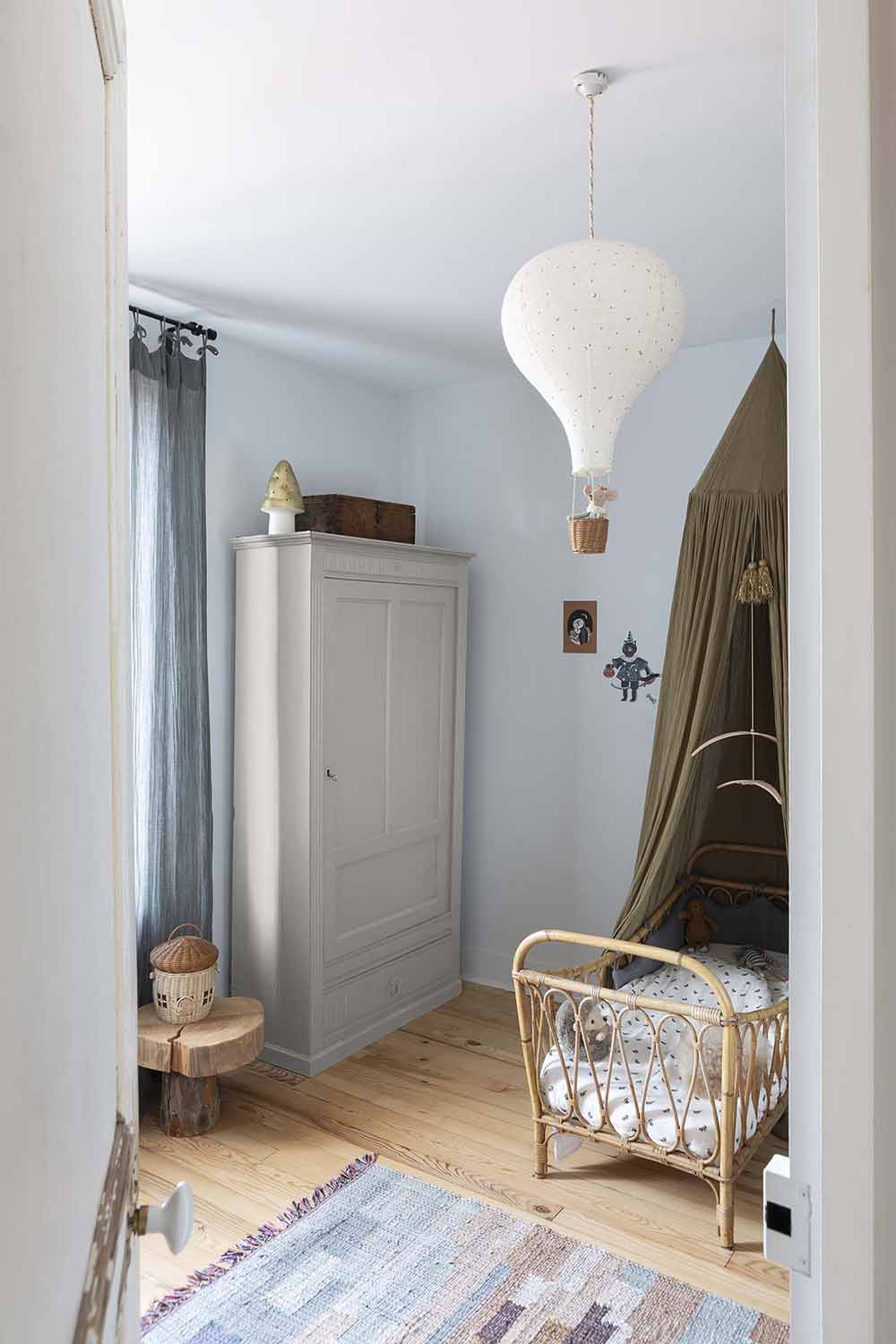 Photo d'ambiance d'une chambre, montrant un meuble peint avec la peinture Libéron Meuble Signé Mat Gris Perle