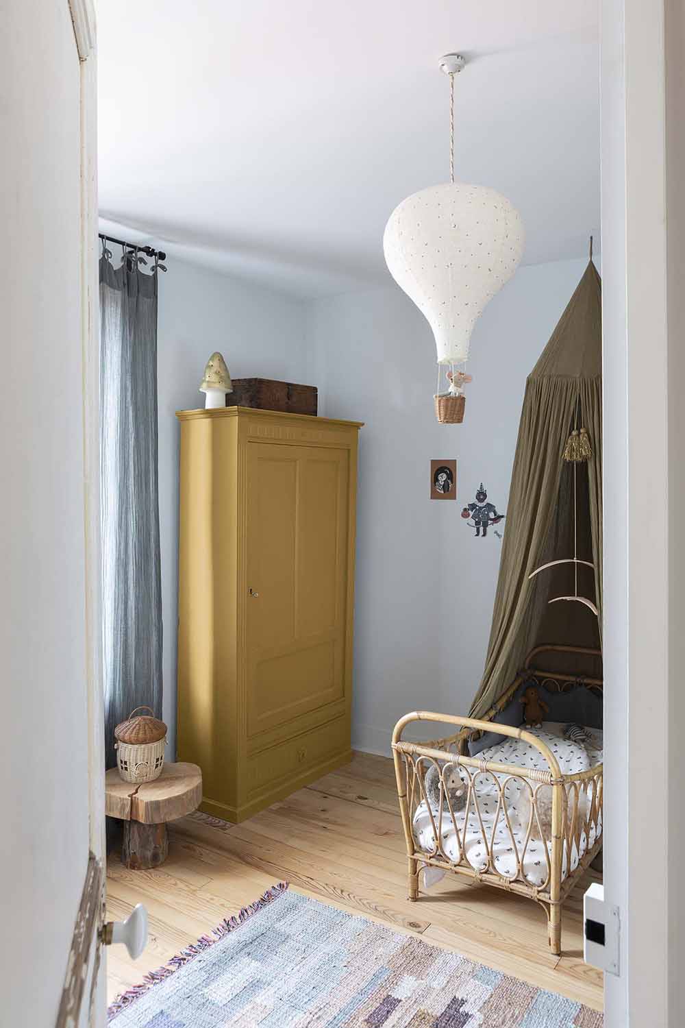 Photo d'ambiance d'une chambre, montrant un meuble peint avec la peinture Libéron Meuble Signé Mat Miel Ambre