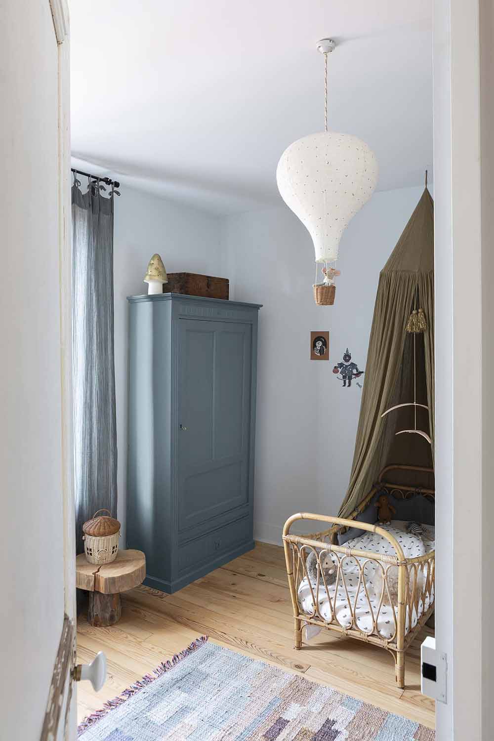 Photo d'ambiance d'une chambre, montrant un meuble peint avec la peinture Libéron Meuble Signé Mat Nordique