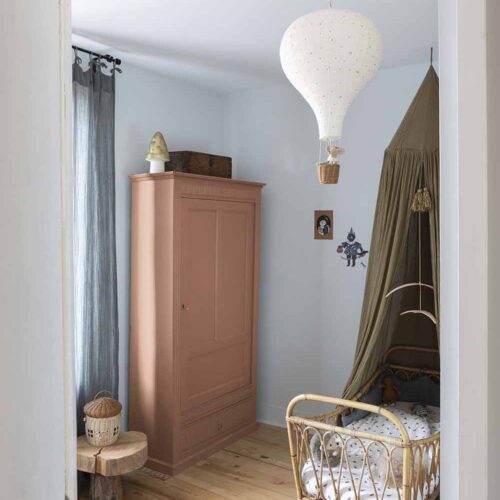 Photo d'ambiance d'une chambre, montrant un meuble peint avec la peinture Libéron Meuble Signé Mat Ocre Rose