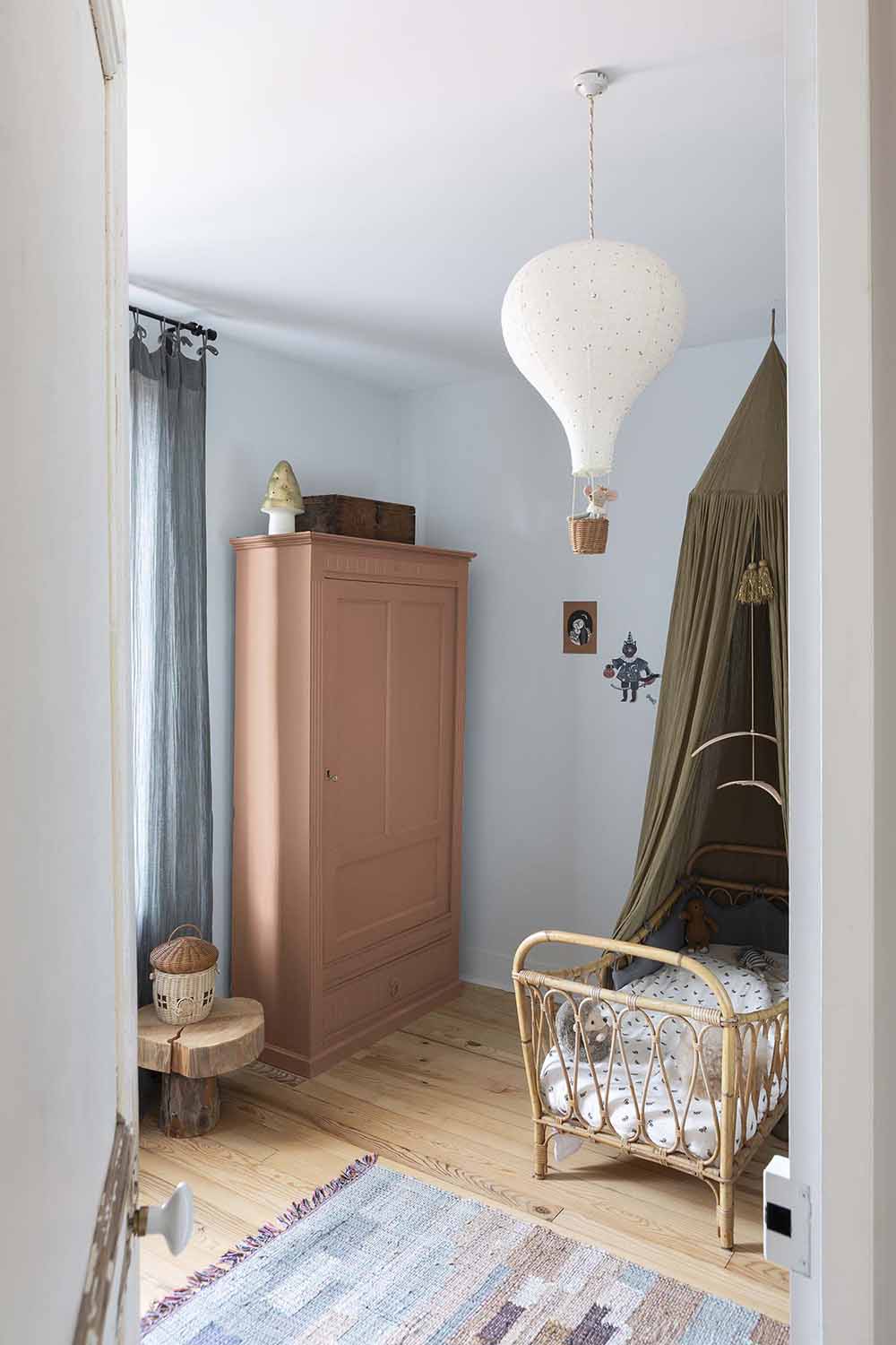 Photo d'ambiance d'une chambre, montrant un meuble peint avec la peinture Libéron Meuble Signé Mat Ocre Rose