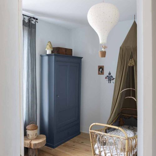 Photo d'ambiance d'une chambre, montrant un meuble peint avec la peinture Libéron Meuble Signé Mat Orage