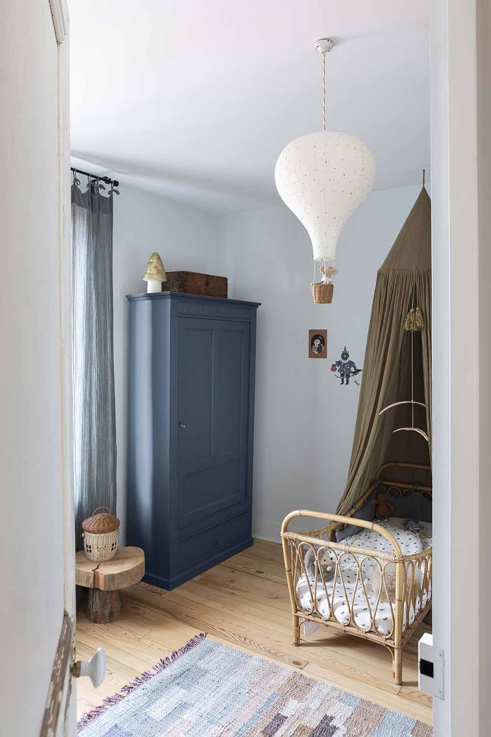 Libéron - Meuble Signé - Peinture Mat - Orage - Visuel ambiance Photo d'ambiance d'une chambre, montrant un meuble peint avec la peinture Libéron Meuble Signé Mat Orage