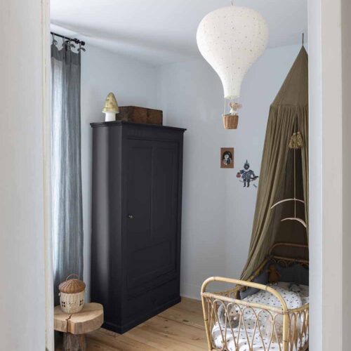 Photo d'ambiance d'une chambre, montrant un meuble peint avec la peinture Libéron Meuble Signé Mat Queue de Pie