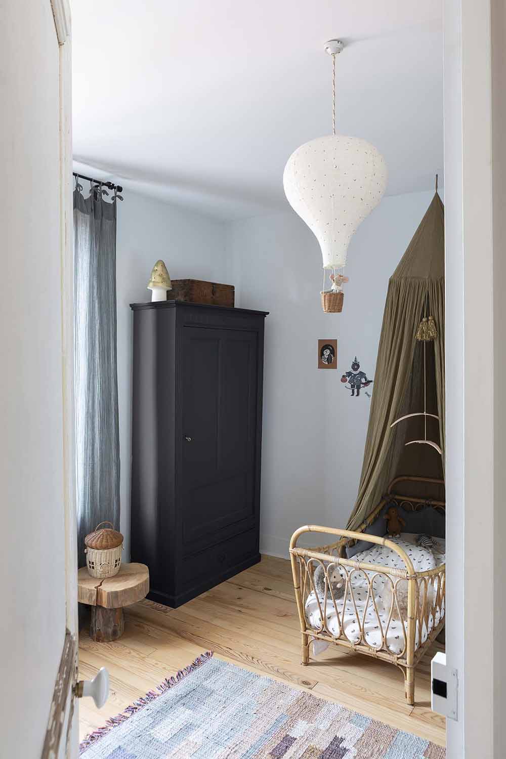 Photo d'ambiance d'une chambre, montrant un meuble peint avec la peinture Libéron Meuble Signé Mat Queue de Pie