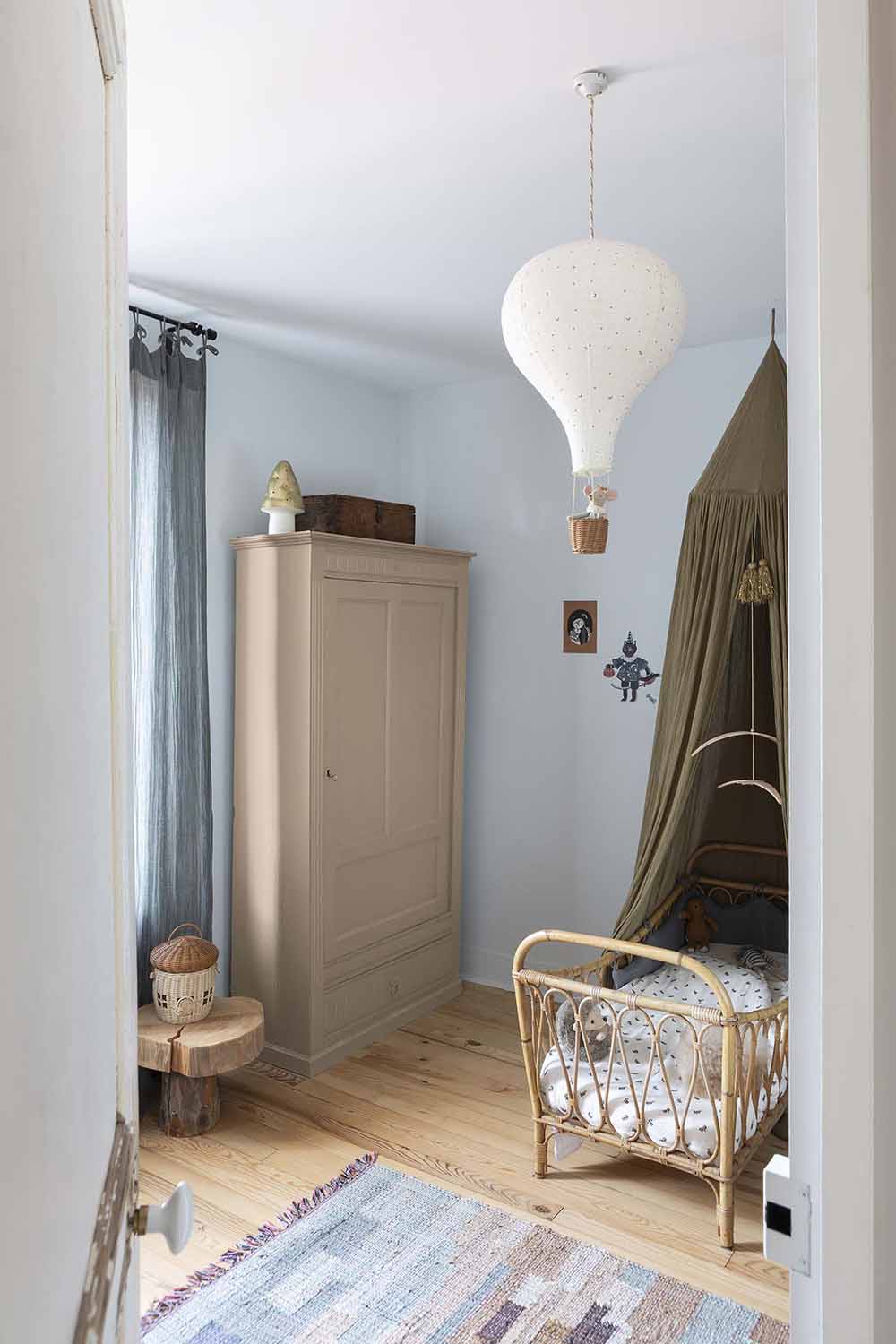 Photo d'ambiance d'une chambre, montrant un meuble peint avec la peinture Libéron Meuble Signé Mat Rose Poudré