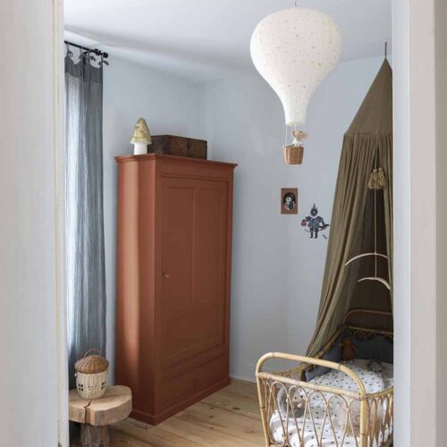 Photo d'ambiance d'une chambre, montrant un meuble peint avec la peinture Libéron Meuble Signé Mat Rouge Brique