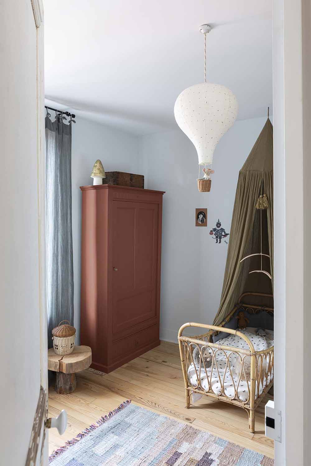 Photo d'ambiance d'une chambre, montrant un meuble peint avec la peinture Libéron Meuble Signé Mat Rouge Pouzzolane