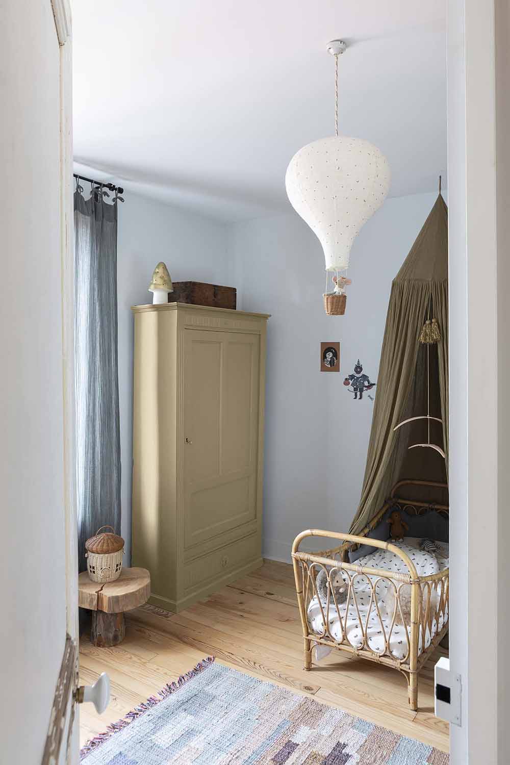 Photo d'ambiance d'une chambre, montrant un meuble peint avec la peinture Libéron Meuble Signé Mat Toile de Jute