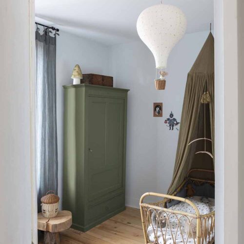 Photo d'ambiance d'une chambre, montrant un meuble peint avec la peinture Libéron Meuble Signé Mat Vert Bivouac