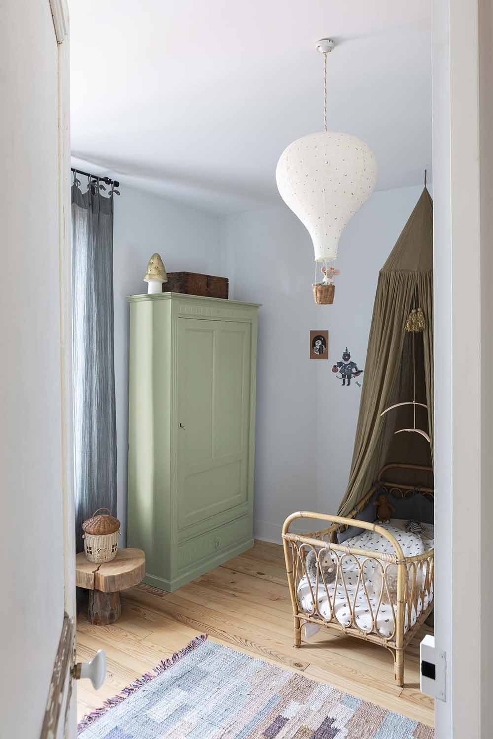 Libéron - Meuble Signé - Peinture Mat - Vert à Soie - Visuel ambiance Photo d'ambiance d'une chambre, montrant un meuble peint avec la peinture Libéron Meuble Signé Mat Vert à Soie