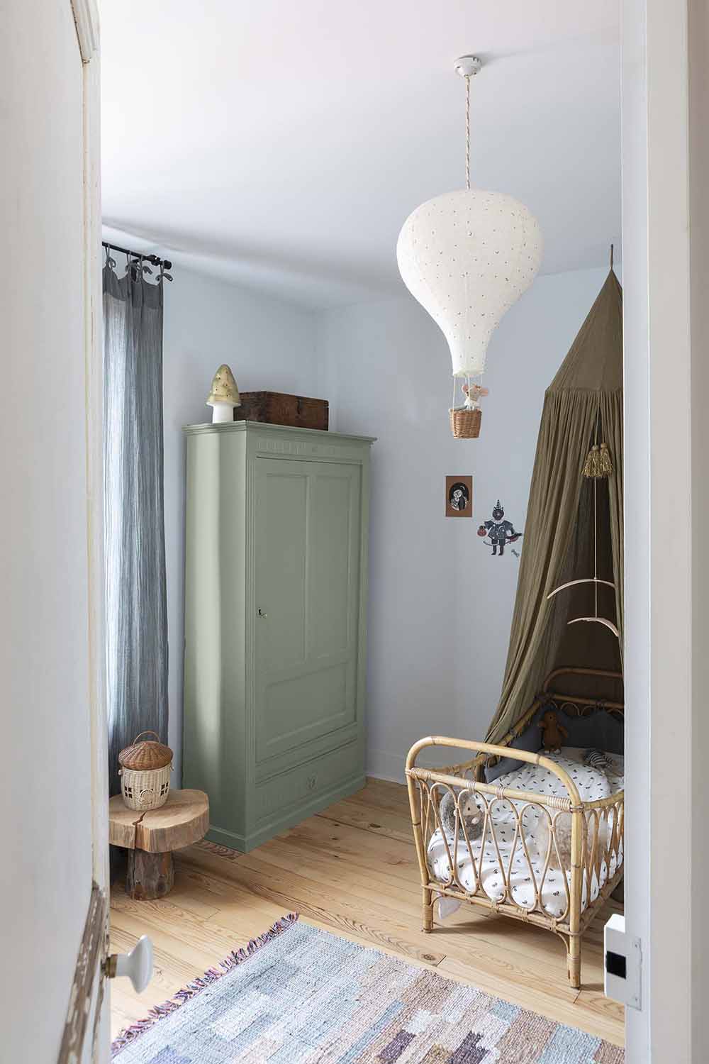 Libéron - Meuble Signé - Peinture Mat - Vert d'Eau - Visuel ambiance Photo d'ambiance d'une chambre, montrant un meuble peint avec la peinture Libéron Meuble Signé Mat Vert d'Eau