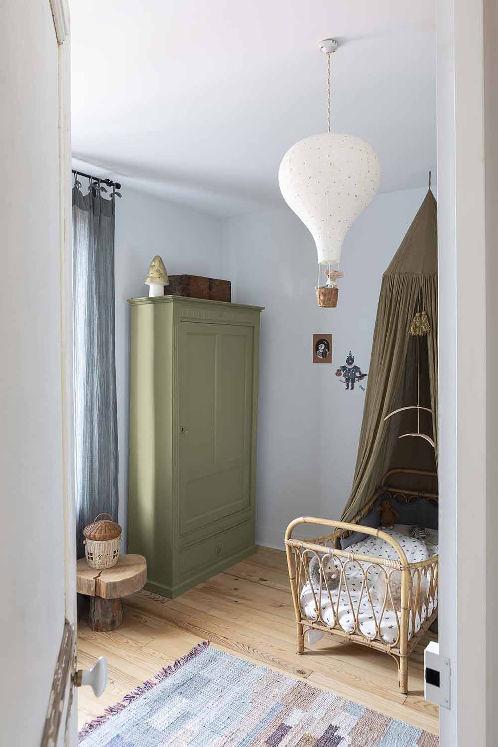 Libéron - Meuble Signé - Peinture Mat - Vert de Gris - Visuel ambiance Photo d'ambiance d'une chambre, montrant un meuble peint avec la peinture Libéron Meuble Signé Mat Vert de Gris