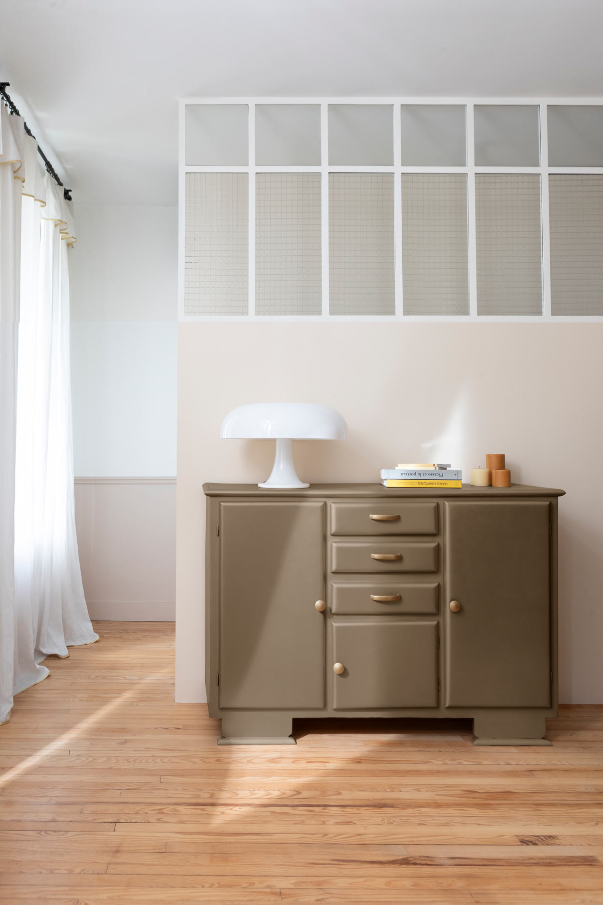 Photo d'ambiance d'un meuble peint avec la peinture Métal Meuble Signé New Argent Fumé Poudré de Libéron