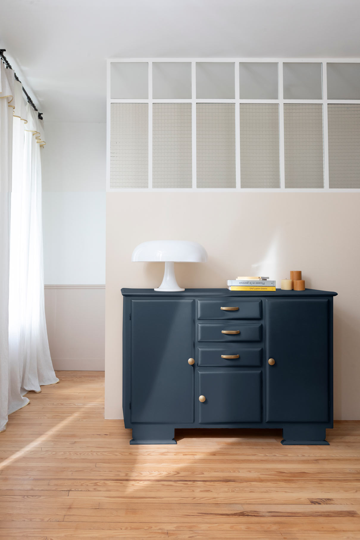 Photo d'ambiance d'un meuble peint avec la peinture Métal Meuble Signé New Black Blue Poudré de Libéron