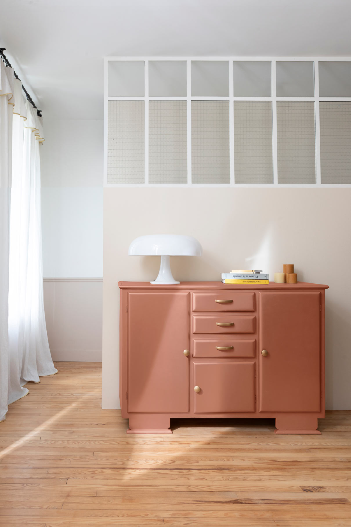 Libéron - Meuble Signé - Peinture Métal - Cuivre Brillant - Visuel ambiance Photo d'ambiance d'un meuble peint avec la peinture Métal Meuble Signé New Cuivre Brillant de Libéron