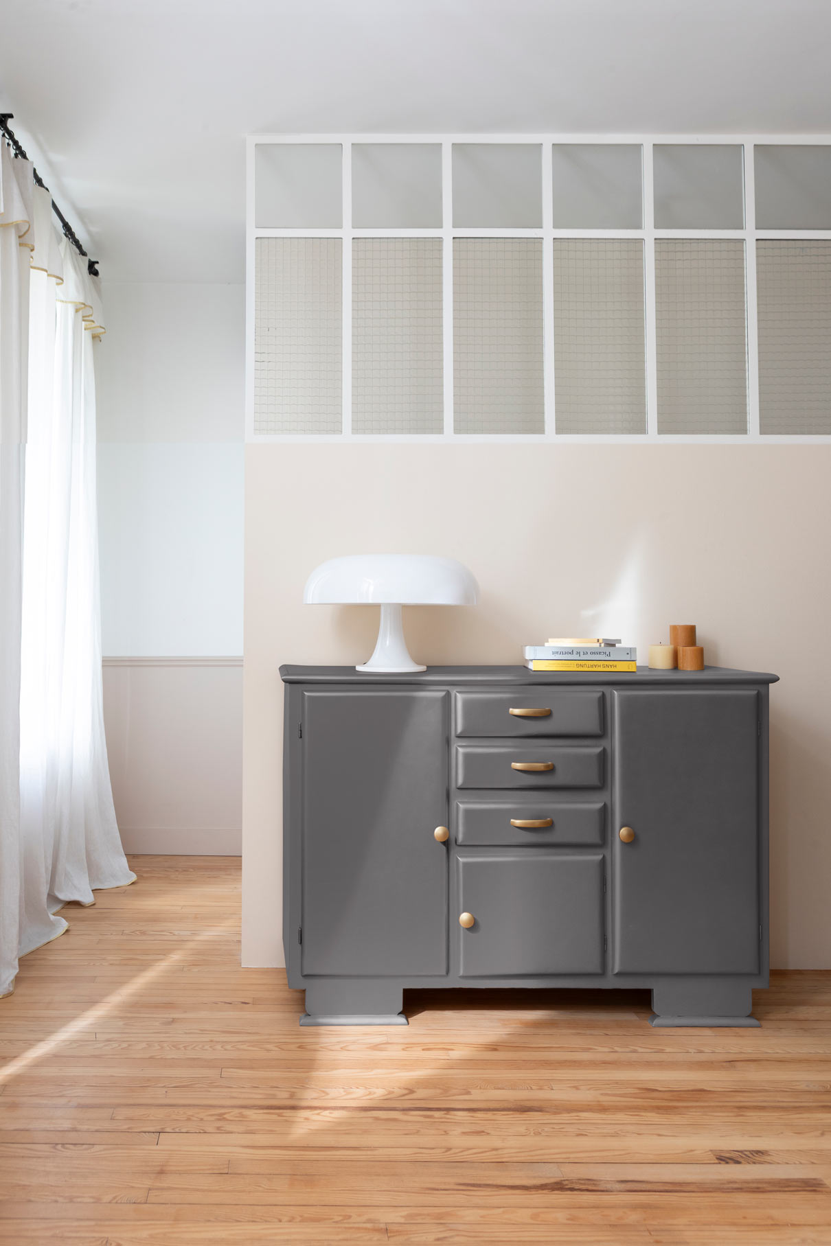 Photo d'ambiance d'un meuble peint avec la peinture Métal Meuble Signé New Fonte Poudré de Libéron