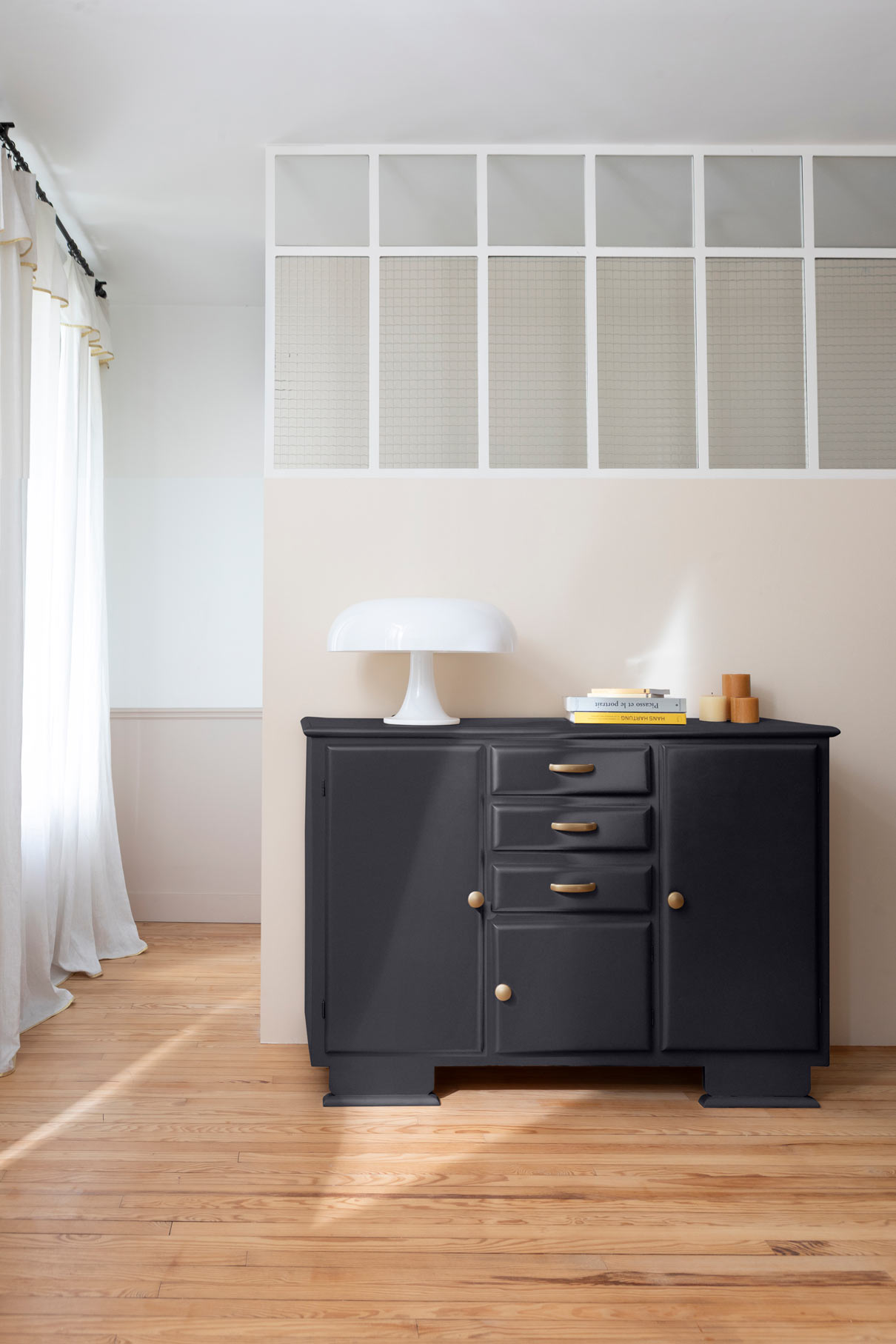 Photo d'ambiance d'un meuble peint avec la peinture Métal Meuble Signé New Black Poudré de Libéron