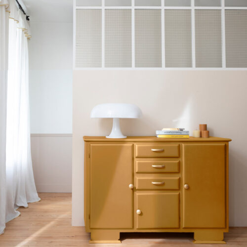 Photo d'ambiance d'un meuble peint avec la peinture Métal Meuble Signé New Or Rouge Poudré de Libéron