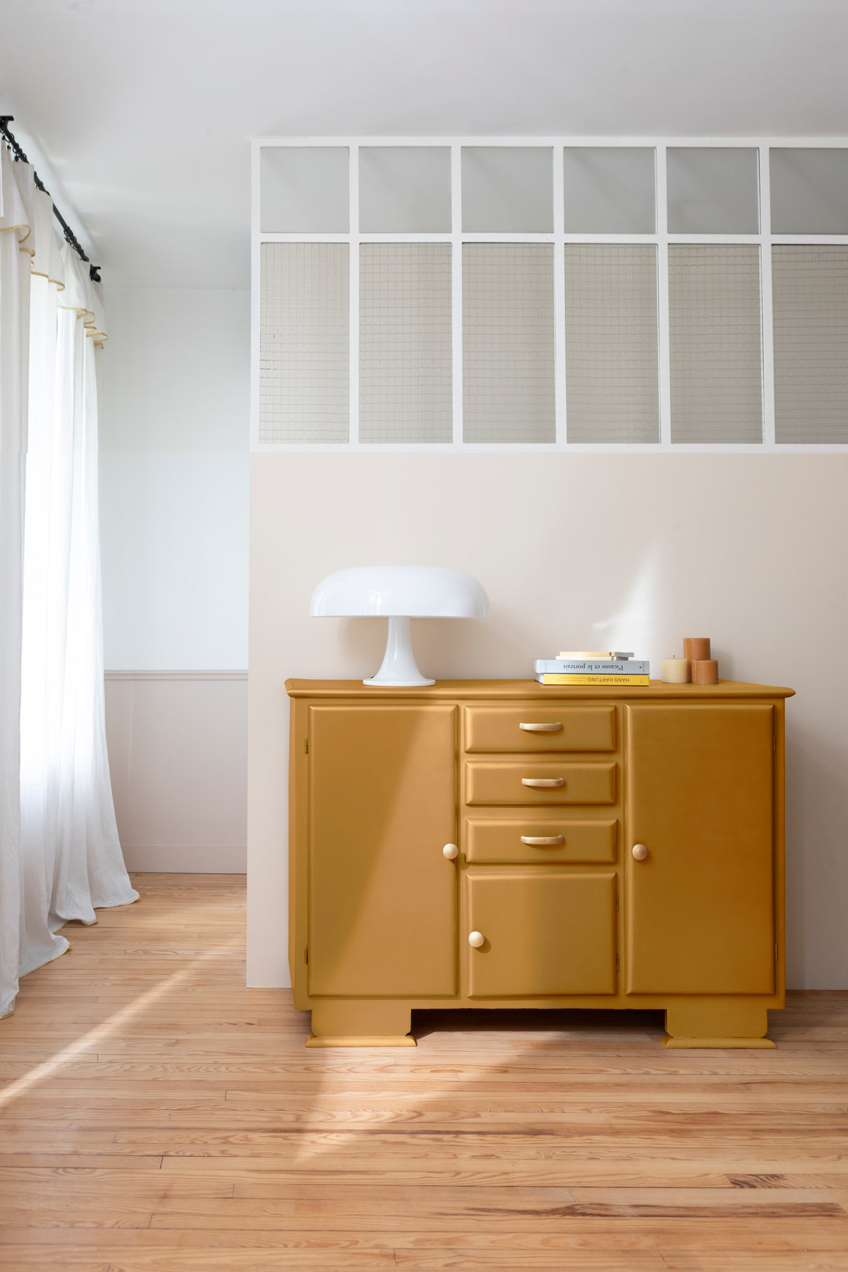 Photo d'ambiance d'un meuble peint avec la peinture Métal Meuble Signé New Or Rouge Poudré de Libéron