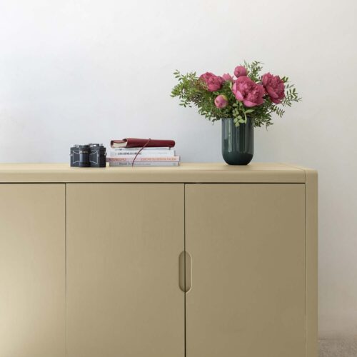 Photo d'ambiance d'un meuble peint avec la peinture Libéron de la gamme Meuble Signé Velours couleur Cannage