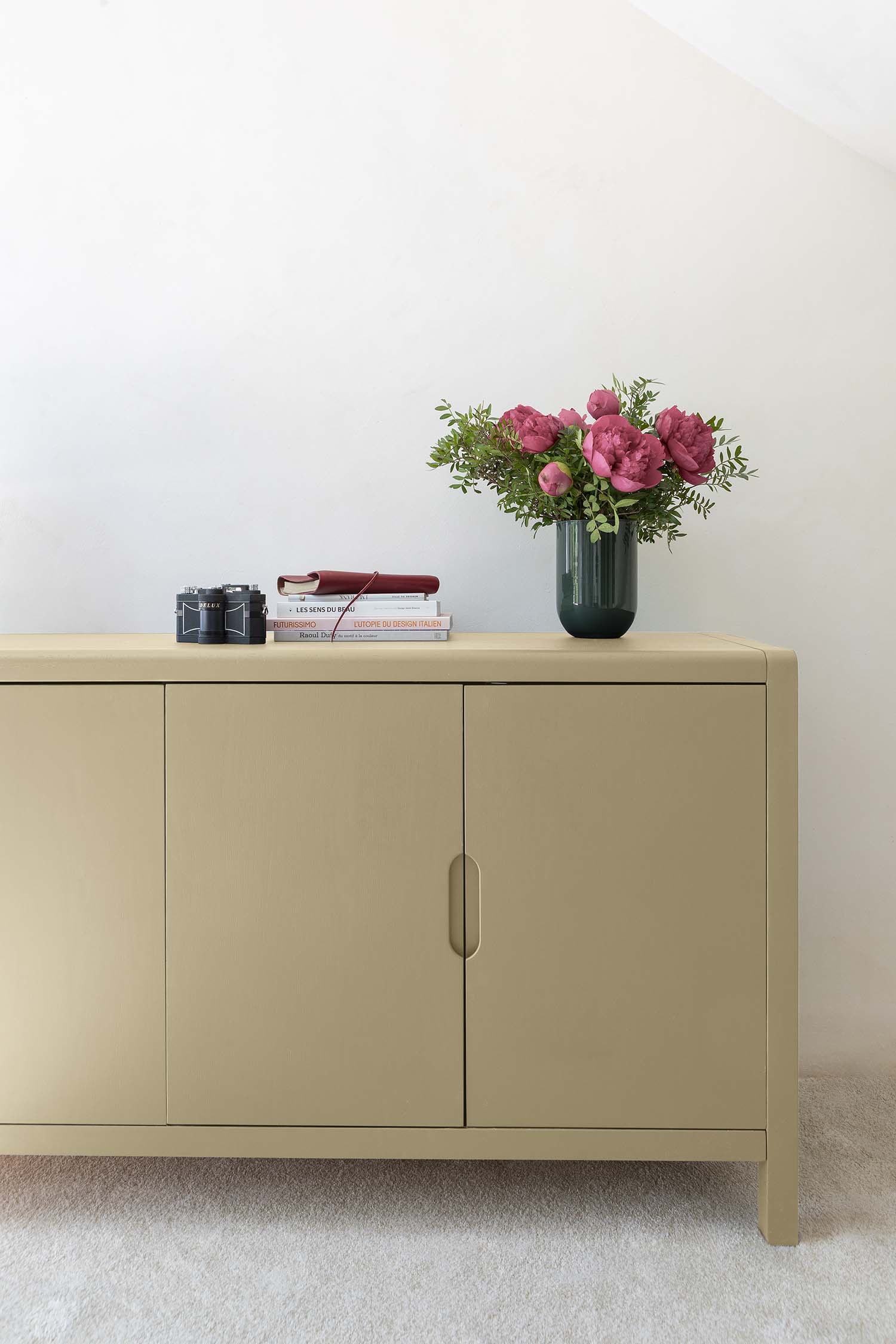 Photo d'ambiance d'un meuble peint avec la peinture Libéron de la gamme Meuble Signé Velours couleur Cannage