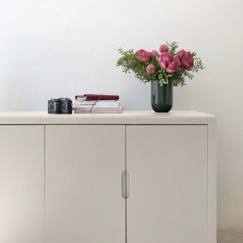 Photo d'ambiance d'un meuble peint avec la peinture Libéron de la gamme Meuble Signé Velours couleur Blanc Poudré