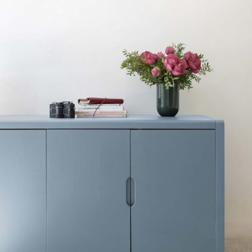 Photo d'ambiance d'un meuble peint avec la peinture Libéron de la gamme Meuble Signé Velours couleur Bleu Celeste