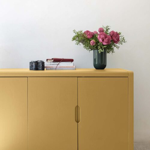 Photo d'ambiance d'un meuble peint avec la peinture Libéron de la gamme Meuble Signé Velours couleur Ciré Jaune