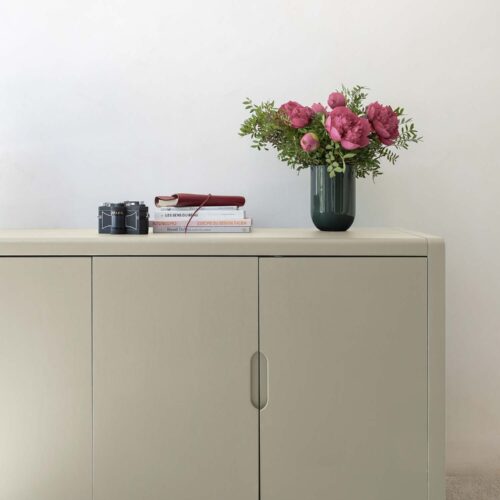 Photo d'ambiance d'un meuble peint avec la peinture Libéron de la gamme Meuble Signé Velours couleur Grège Brut