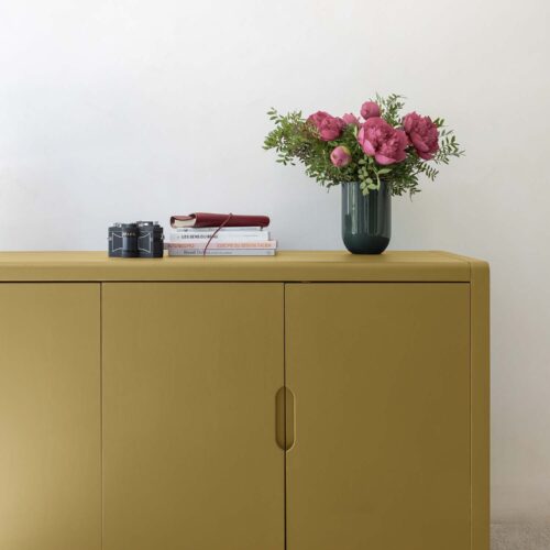 Photo d'ambiance d'un meuble peint avec la peinture Libéron Meuble Signé Velours en couleur Jaune Kraft