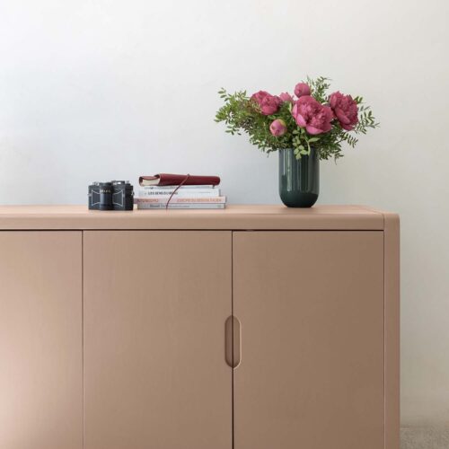 Photo d'ambiance d'un meuble peint avec la peinture Libéron Meuble Signé Velours Marbre Rose